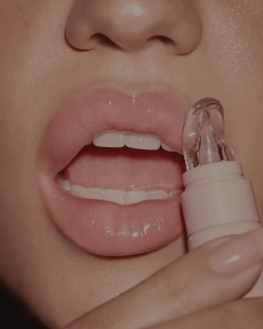 Glossy lips with a clear beauty applicator